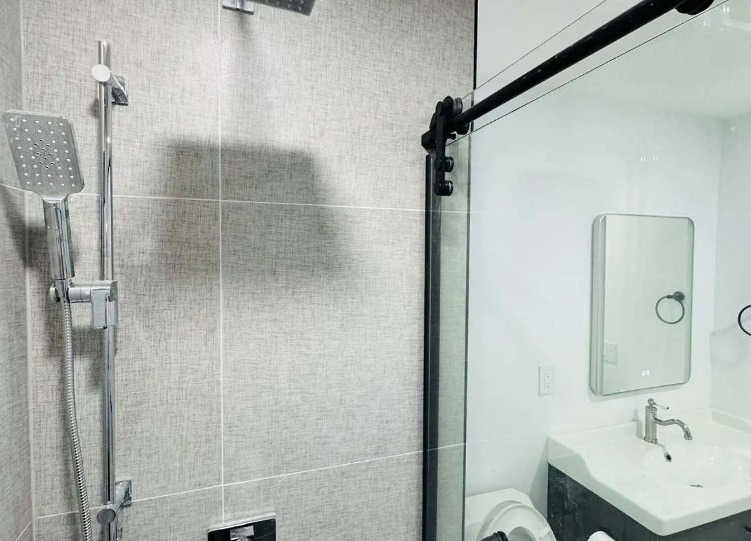 Spacious Room1, Airport, Free Parking, Sep Entrance, New Renovation, Shared Bathroom Toronto