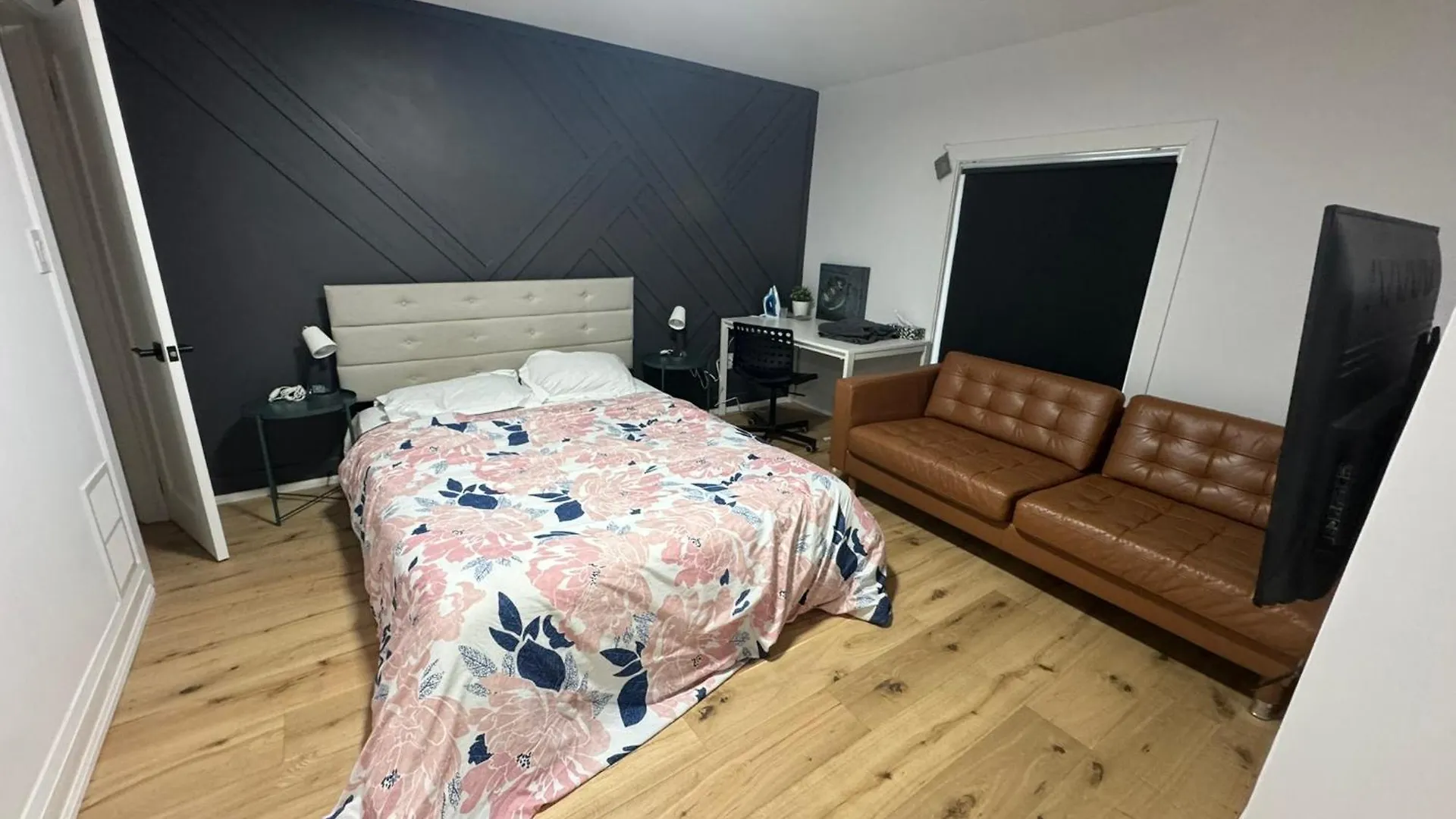 Spacious Room1, Airport, Free Parking, Sep Entrance, New Renovation, Shared Bathroom Toronto Canada