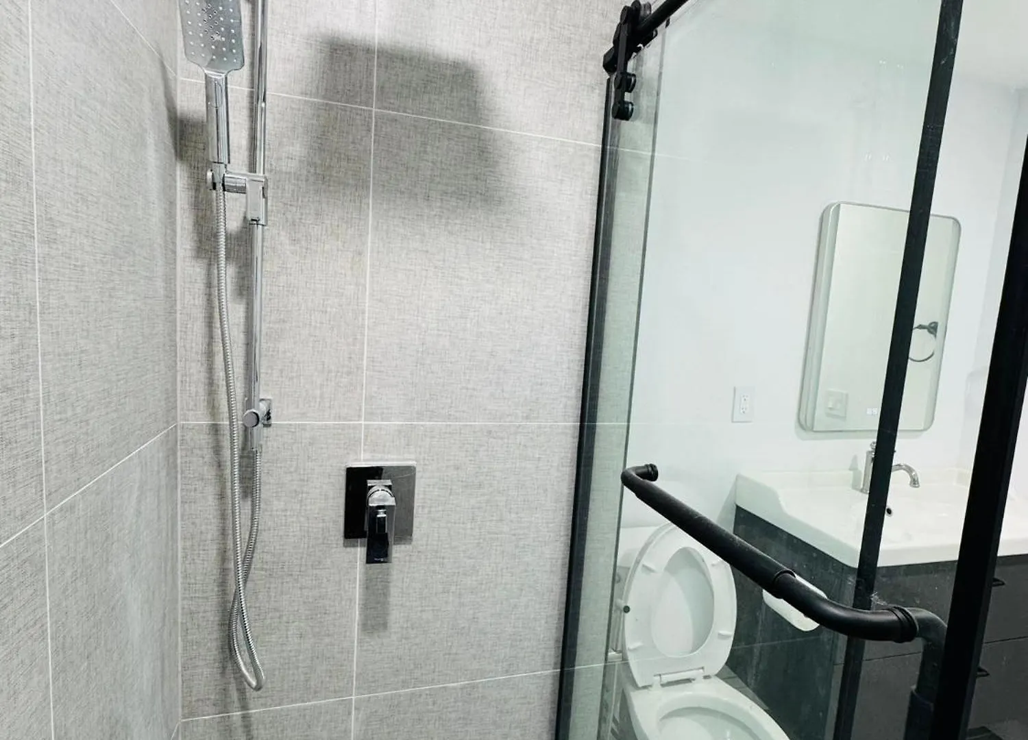 Apartment Spacious Room1, Airport, Free Parking, Sep Entrance, New Renovation, Shared Bathroom Toronto