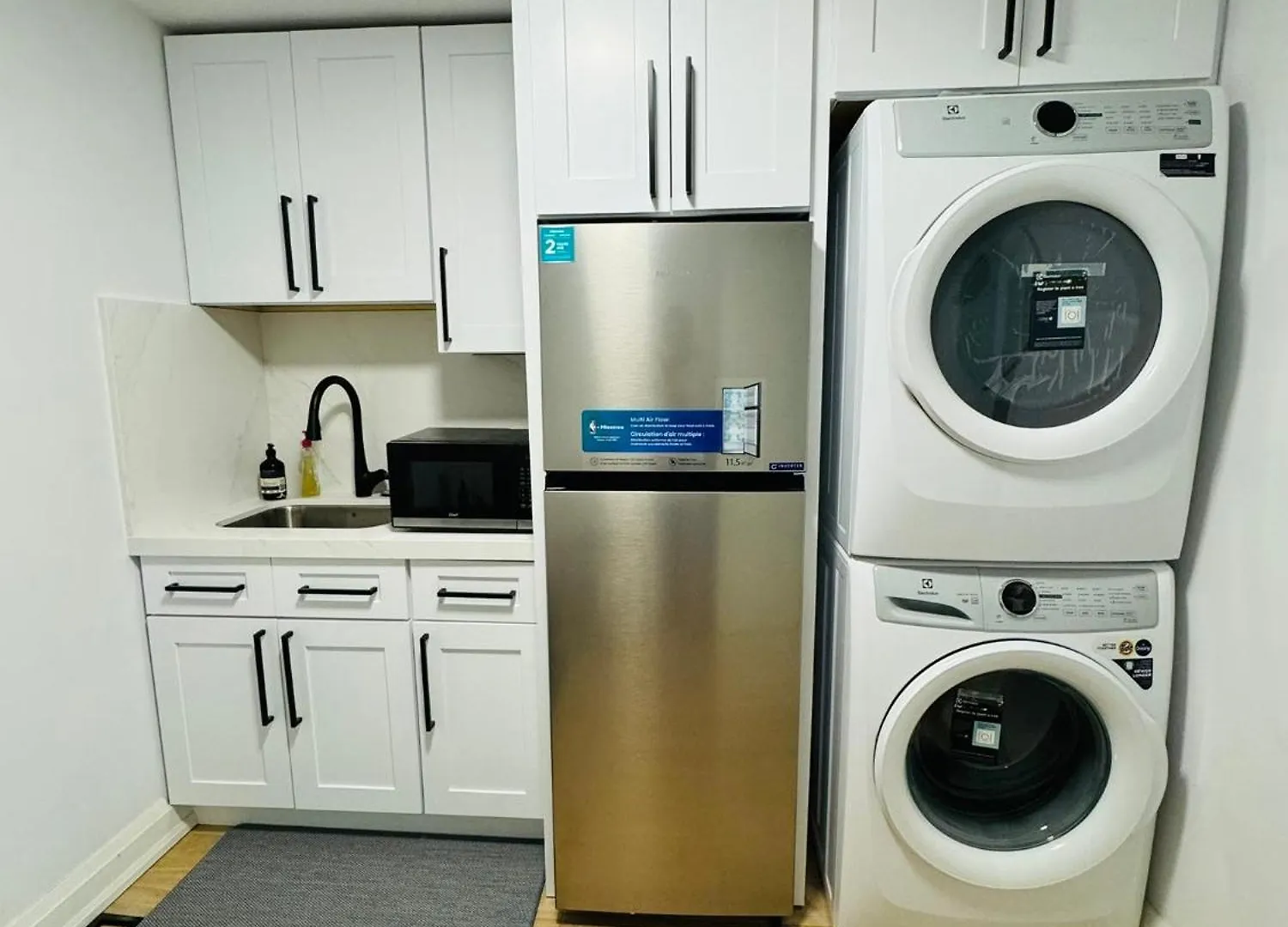 Spacious Room1, Airport, Free Parking, Sep Entrance, New Renovation, Shared Bathroom Toronto Apartment