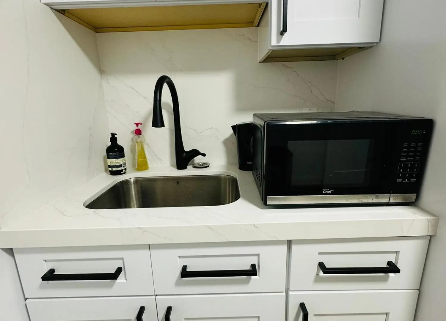 Apartment Spacious Room1, Airport, Free Parking, Sep Entrance, New Renovation, Shared Bathroom Toronto Canada