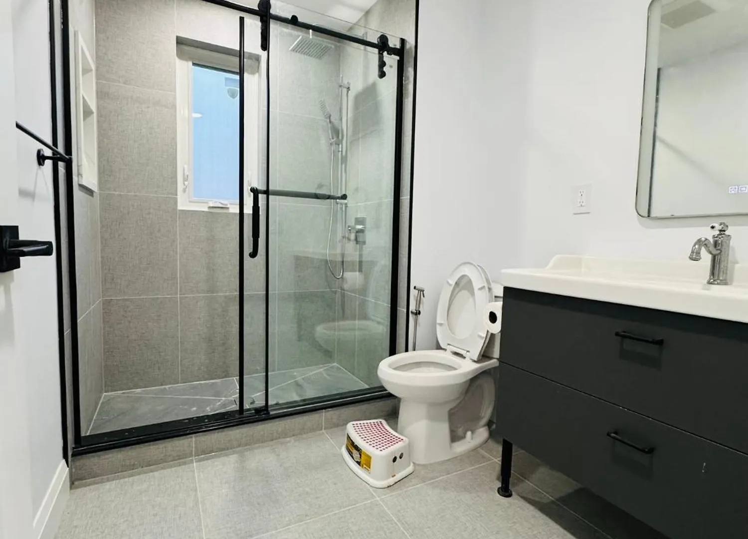 Spacious Room1, Airport, Free Parking, Sep Entrance, New Renovation, Shared Bathroom Toronto Apartment