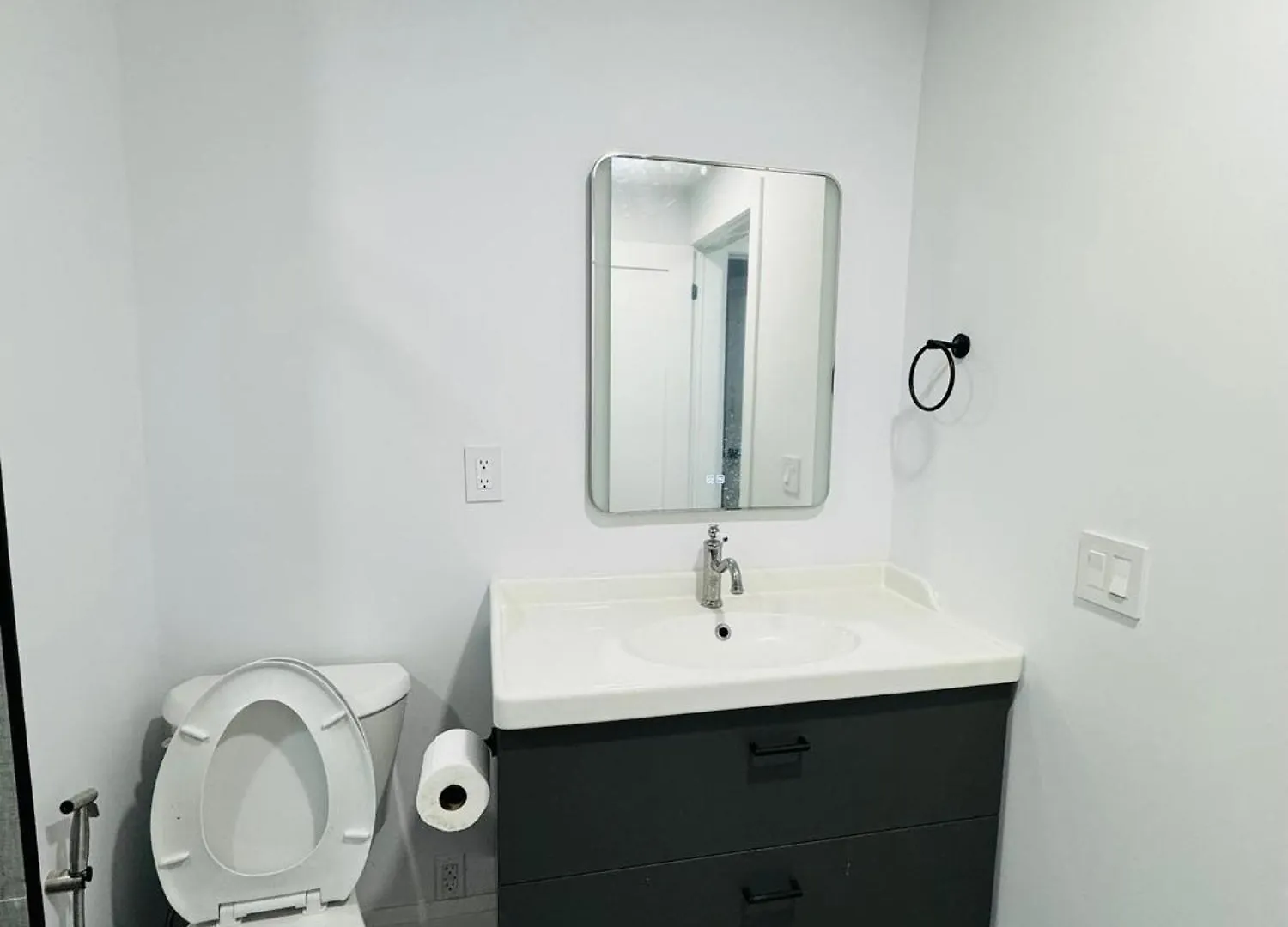 Spacious Room1, Airport, Free Parking, Sep Entrance, New Renovation, Shared Bathroom Toronto Canada