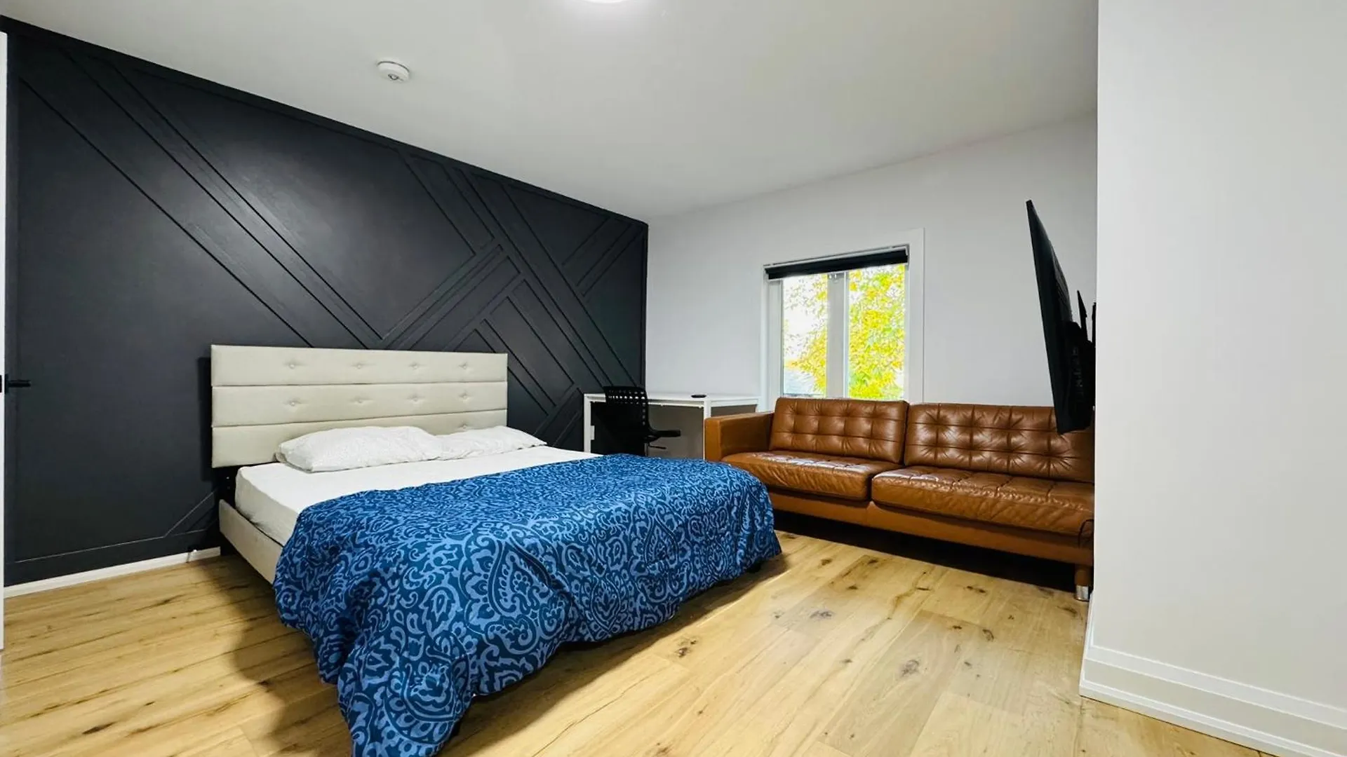 Spacious Room1, Airport, Free Parking, Sep Entrance, New Renovation, Shared Bathroom Toronto